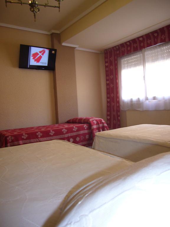 Pensión Fuenterrabía Saragoça Quarto foto