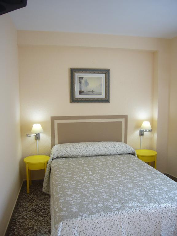 Pensión Fuenterrabía Saragoça Quarto foto